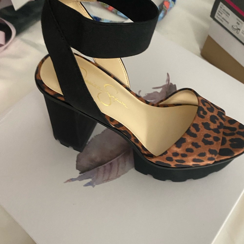 *SOLD* Jesica Simpson platform shoe - Picture 4 of 8